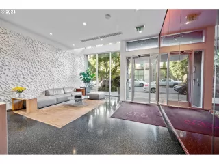 Photo #4: 24407976 Listing