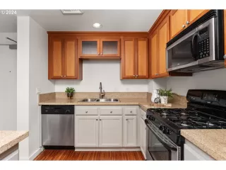 Photo #4: 24408661 Listing