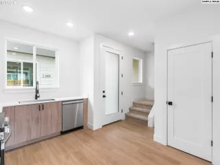 Photo #4: 24410237 Listing