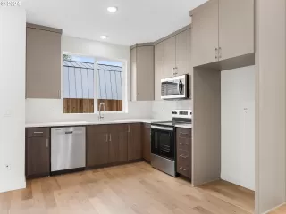 Photo #5: 24410287 Listing