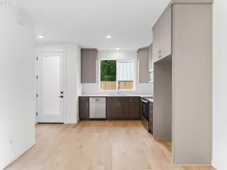 Photo #6: 24410287 Listing