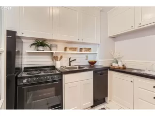 Photo #5: 24410774 Listing