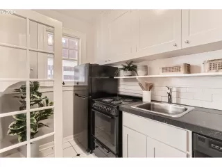 Photo #6: 24410774 Listing