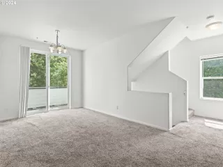 Photo #4: 24412401 Listing