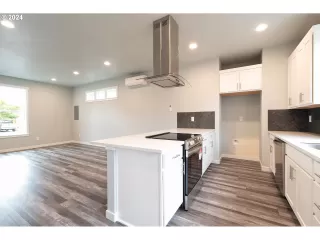 Photo #5: 24414792 Listing