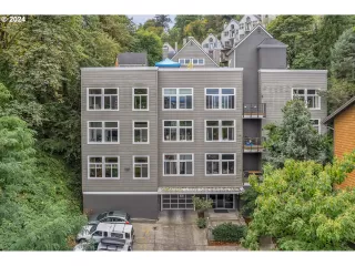 Photo #5: 24418179 Listing