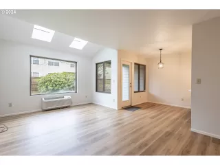 Photo #4: 24419875 Listing