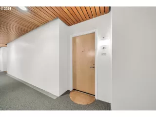 Photo #5: 24420103 Listing