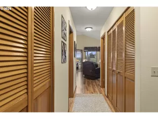 Photo #5: 24420159 Listing