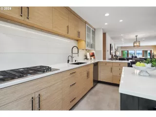 Photo #4: 24422189 Listing