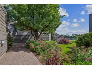 Photo #5: 24422189 Listing