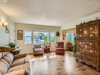 Photo #5: 24422441 Listing