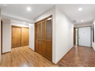 Photo #4: 24426708 Listing