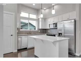 Photo #5: 24427329 Listing