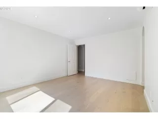 Photo #6: 24429000 Listing 