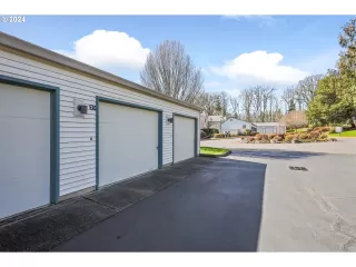 Photo #5: 24430610 Listing