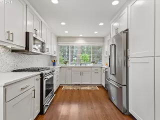 Photo #6: 24430647 Listing