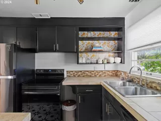 Photo #6: 24431910 Listing