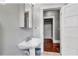 Photo #4: 24432285 Listing