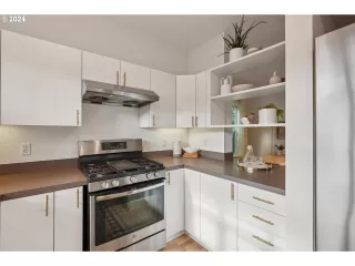 Photo #2: 24435999 Listing