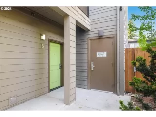 Photo #4: 24436104 Listing