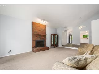 Photo #5: 24438958 Listing