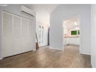 Photo #6: 24438958 Listing