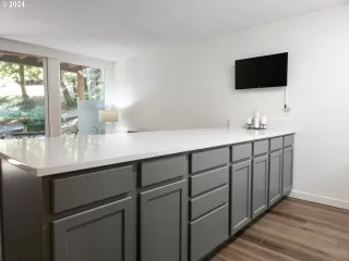 Photo #5: 24439450 Listing