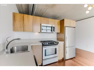 Photo #5: 24439980 Listing