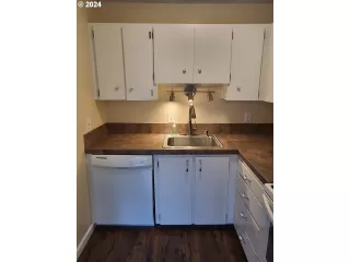 Photo #5: 24441181 Listing