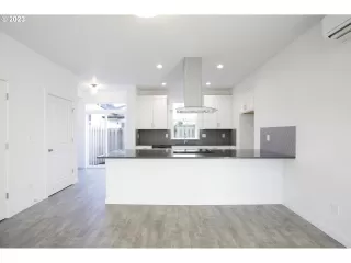 Photo #6: 24445758 Listing