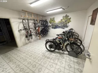 Photo #4: 24451400 Listing