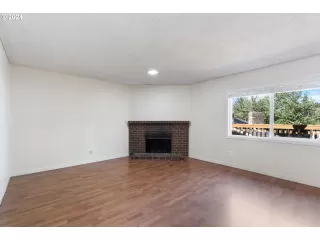 Photo #5: 24452557 Listing