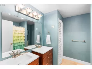 Photo #5: 24459090 Listing