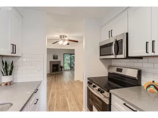 Photo #5: 24466444 Listing