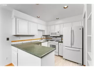 Photo #6: 24467681 Listing