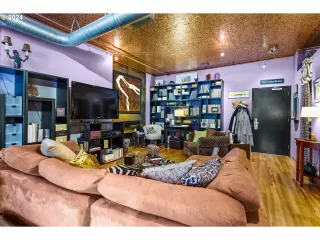 Photo #6: 24467802 Listing