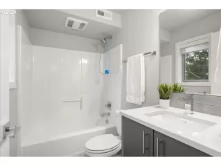 Photo #4: 24469305 Listing