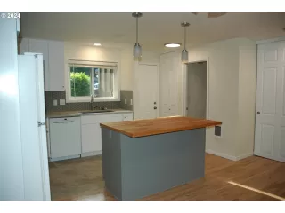 Photo #5: 24470206 Listing