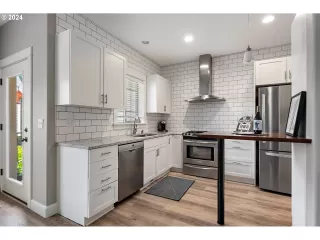 Photo #5: 24470466 Listing