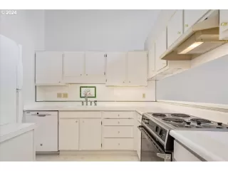 Photo #5: 24471686 Listing