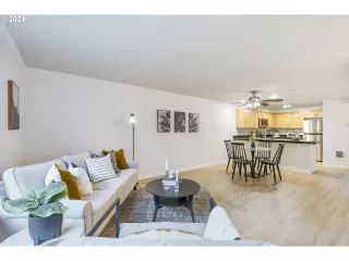 Photo #6: 24477807 Listing