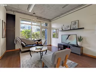 Photo #4: 24478570 Listing