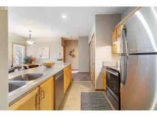 Photo #5: 24479581 Listing