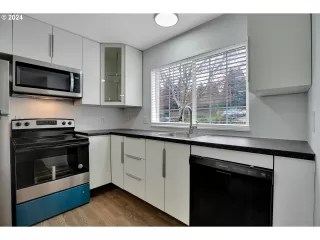 Photo #5: 24479831 Listing