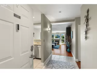 Photo #4: 24482000 Listing