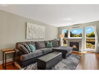 Photo #5: 24482000 Listing