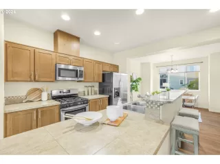 Photo #5: 24485155 Listing