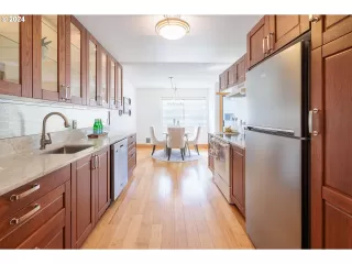 Photo #4: 24485515 Listing