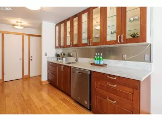 Photo #5: 24485515 Listing